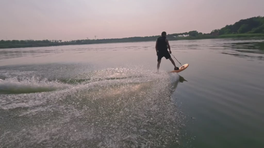 Charger la vidéo : Surf électrique 12kW avec fil — 57 km/h en liberté totale | My-Esurf