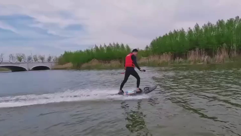 Charger la vidéo : Surf électrique 12kW sans fil — 57 km/h en liberté totale | My-Esurf